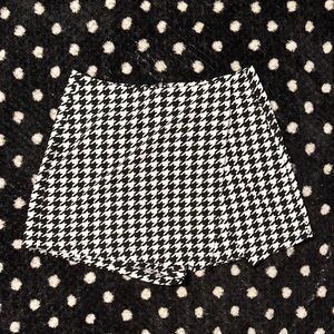 Women’s Houndstooth Black and White Skort